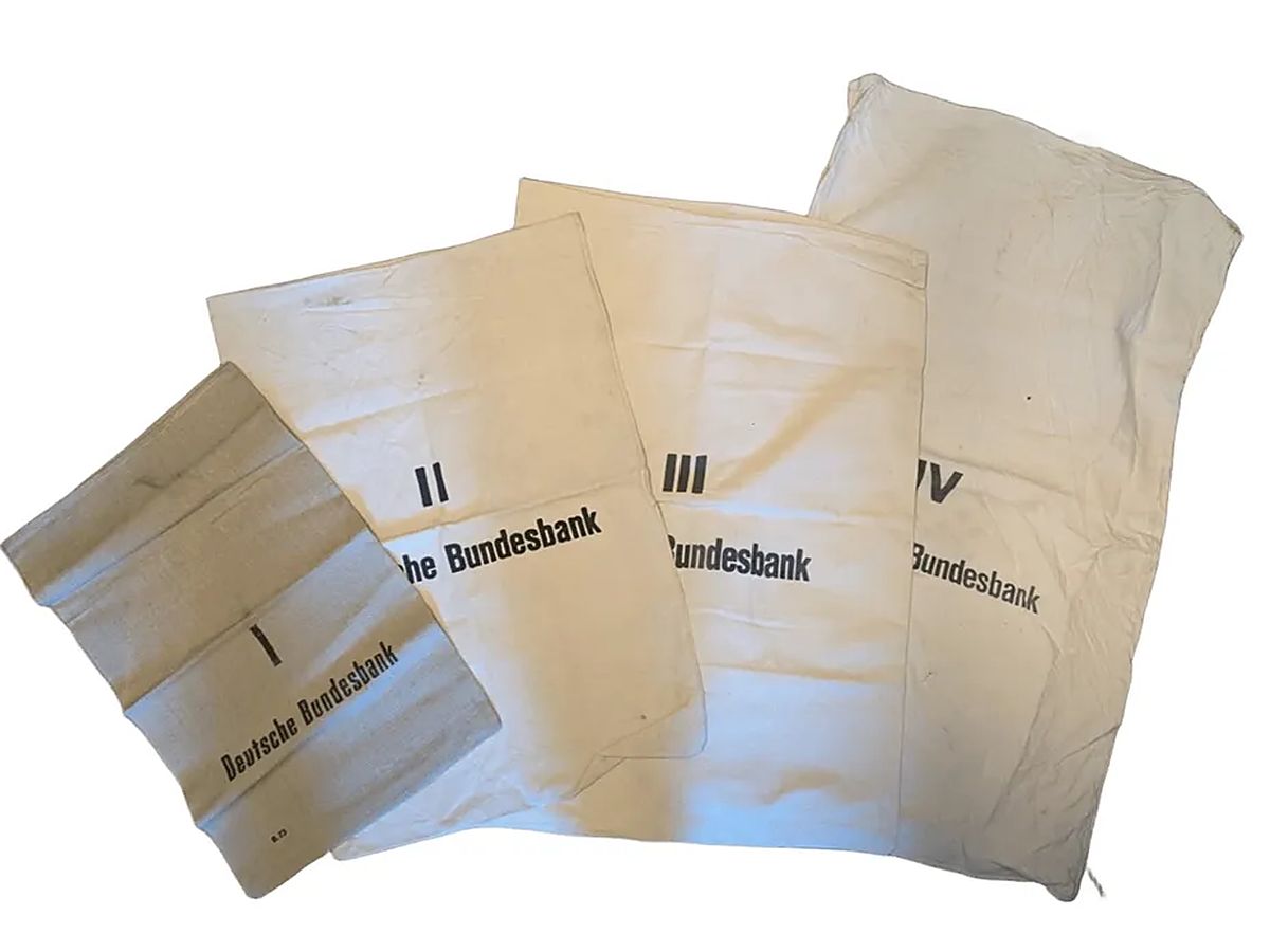 Original-Geldsäcke der Größen I bis IV der Deutschen Bundesbank, freigestellt nebeneinander gestaffelt.